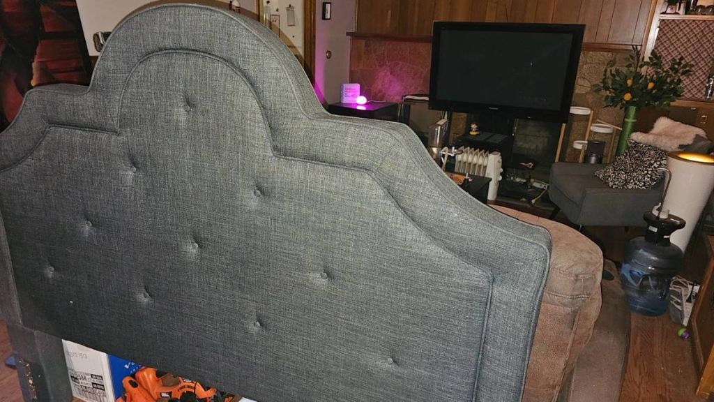 Free Queen bedframe & metal boxspring