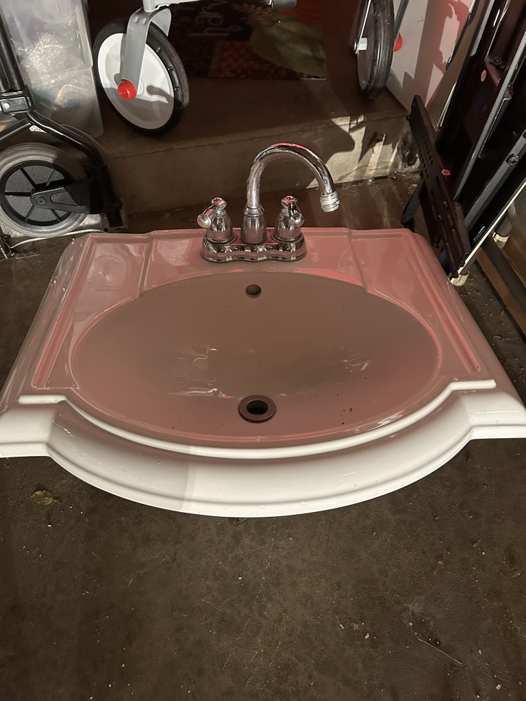 Free pedestal sink