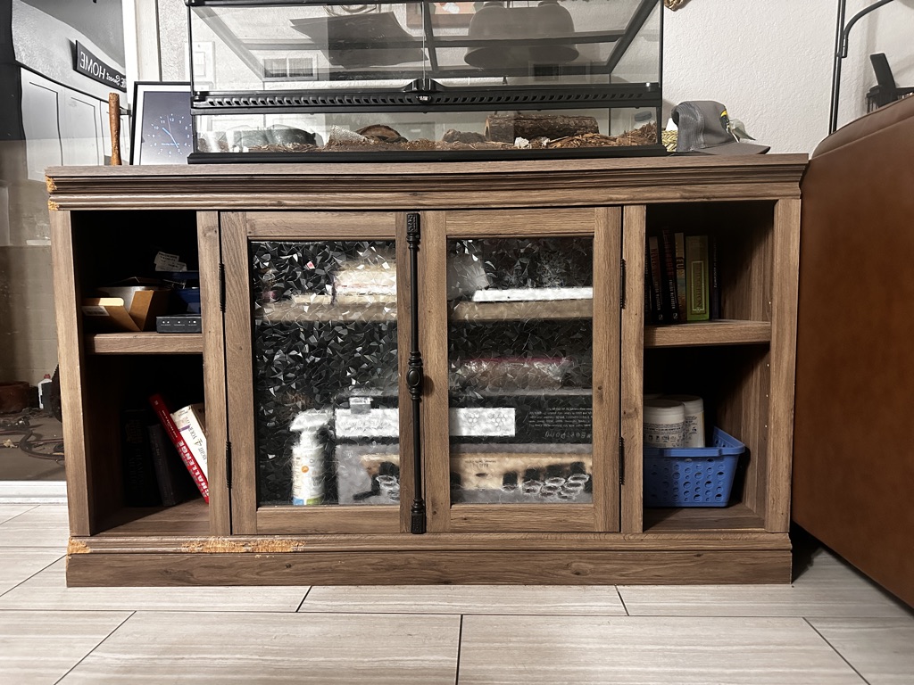 Free credenza.  Fixer upper for any furniture flippers!