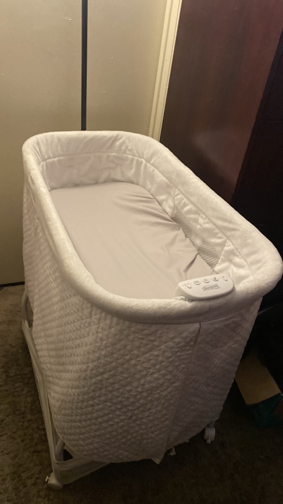 Free Baby bassinet (free)