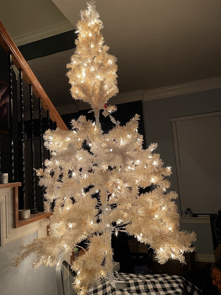 Free 6’ White Pre-lit Tree (Working Lights)