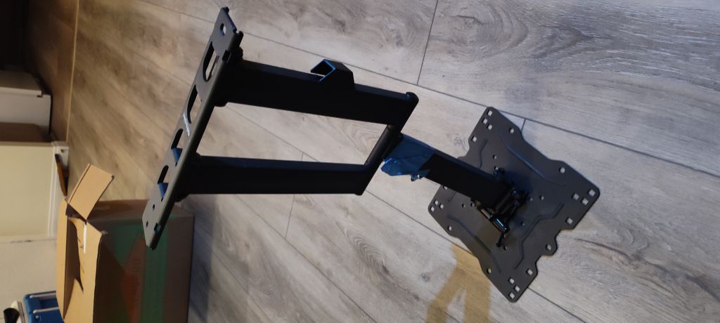 Free Up to 40" TV wall mount