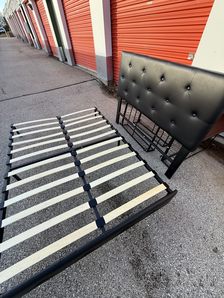 Free 📍Carol Stream, Il Free Queen Bed Frame Upholstered Bed Frame