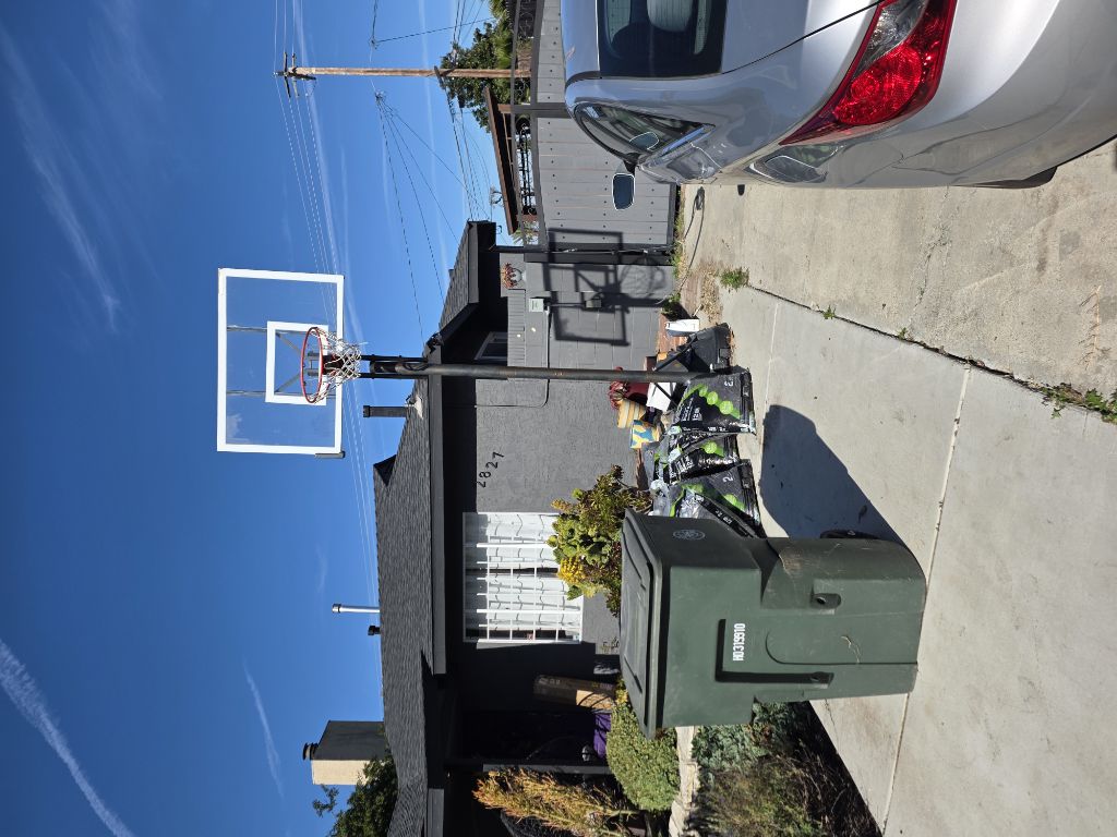 Free adjustable basketball hoop