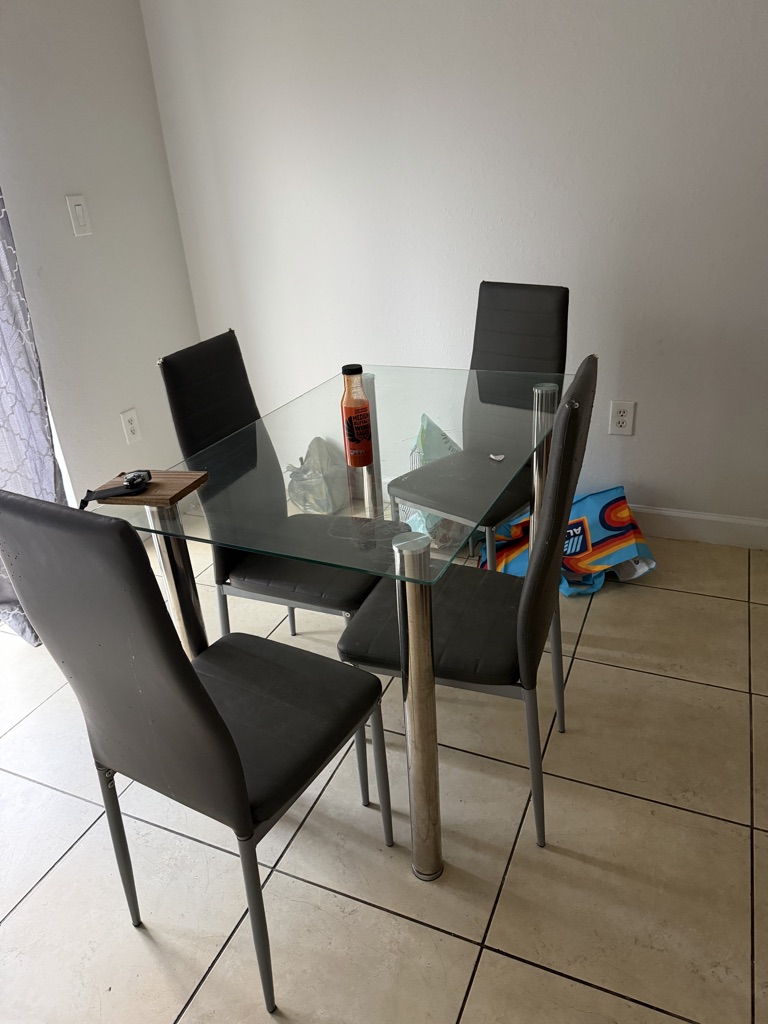 FREEEEE TABLE MUST PICK UP