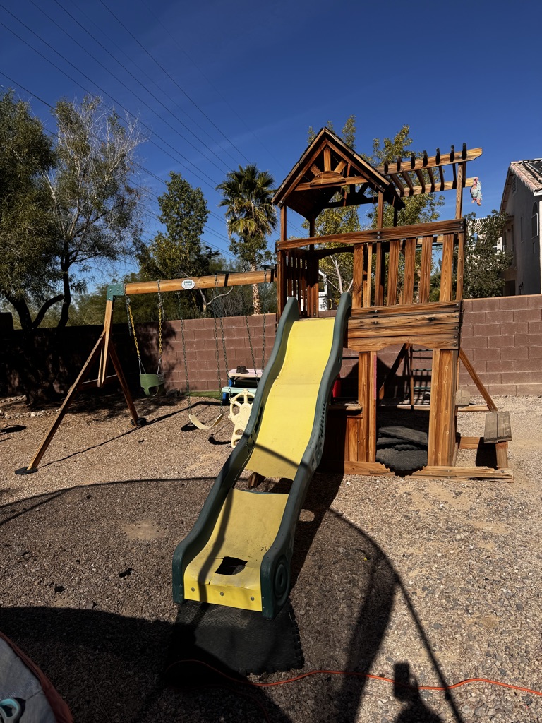 Free Kids play swing set