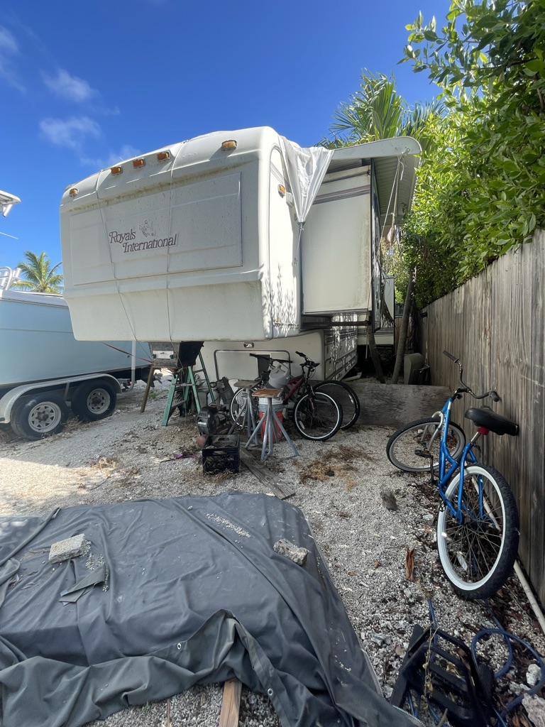 Free 40ft Royals International fifth wheel FREE need off the property