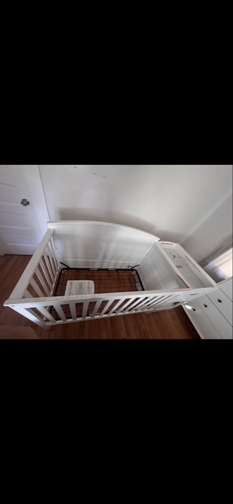 Free Baby crib with diaper changer, with side draws and bottom drawer and new mattress still in the plastic