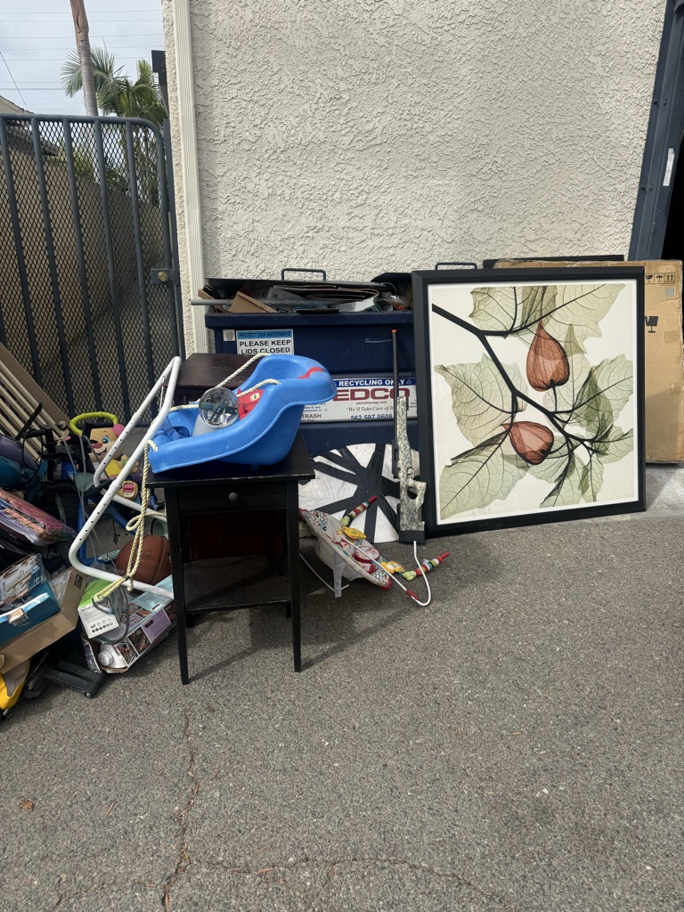 Free items behind 4522 n Lakewood Blvd in alley