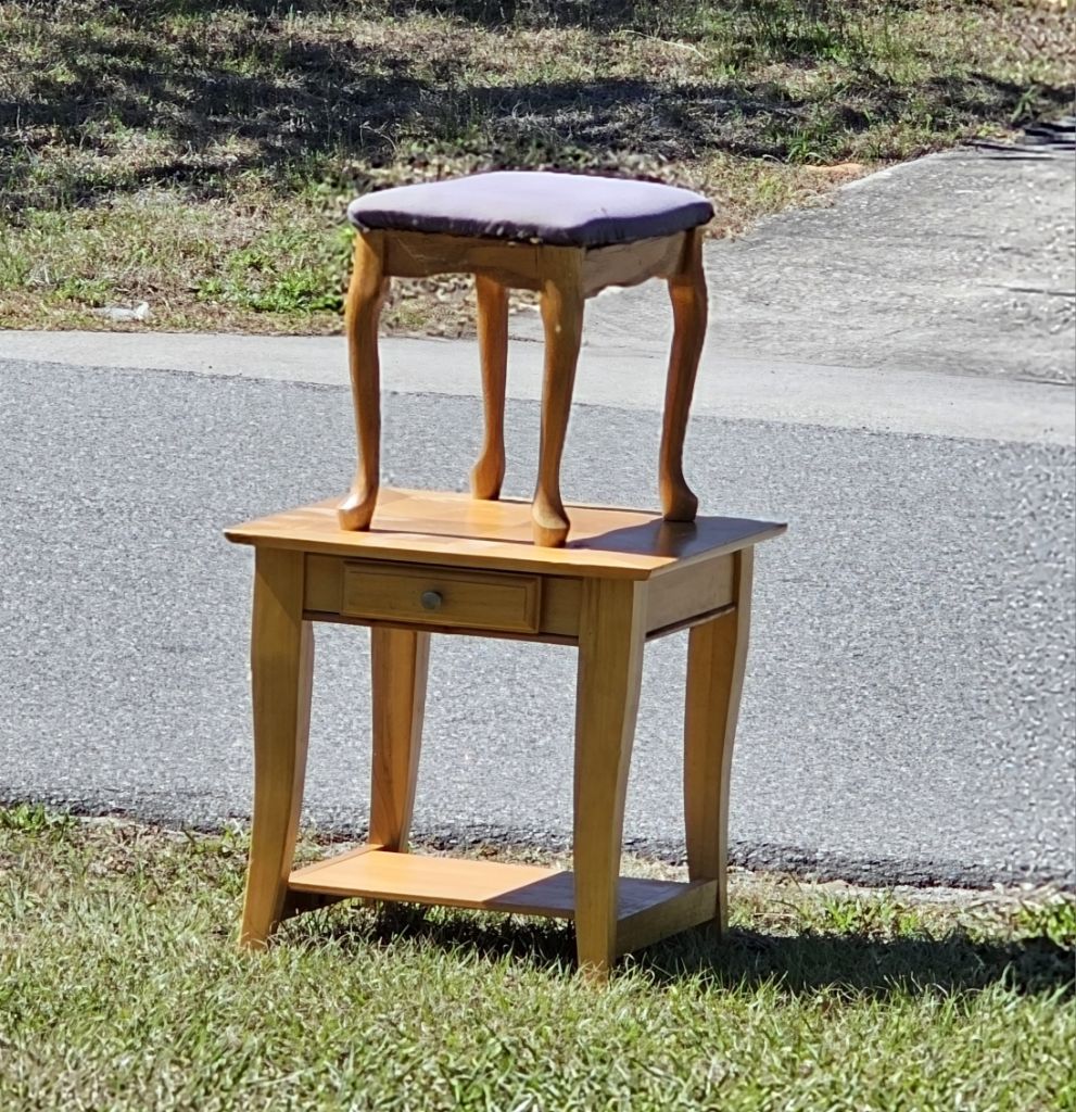 Free Curb alert. Stool and small table.