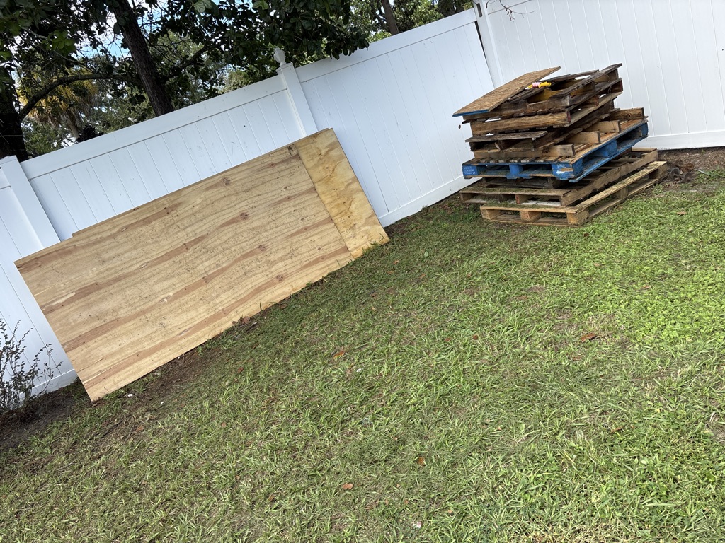 Free Pallets and wood panels