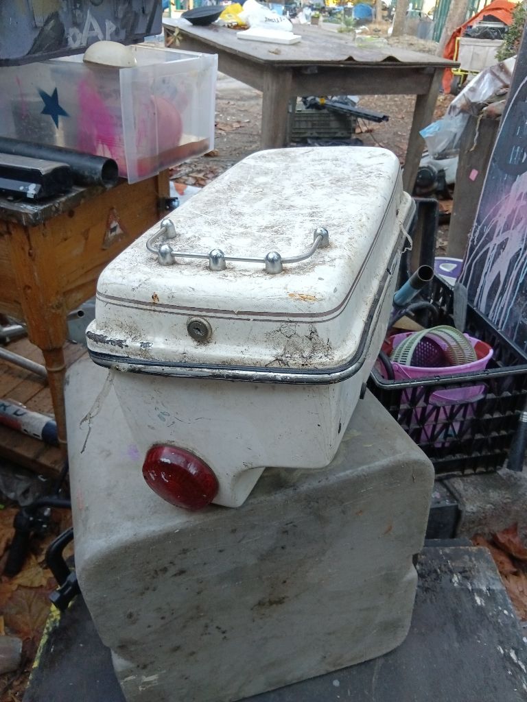 Free Motorcycle hard saddlebag left side only
