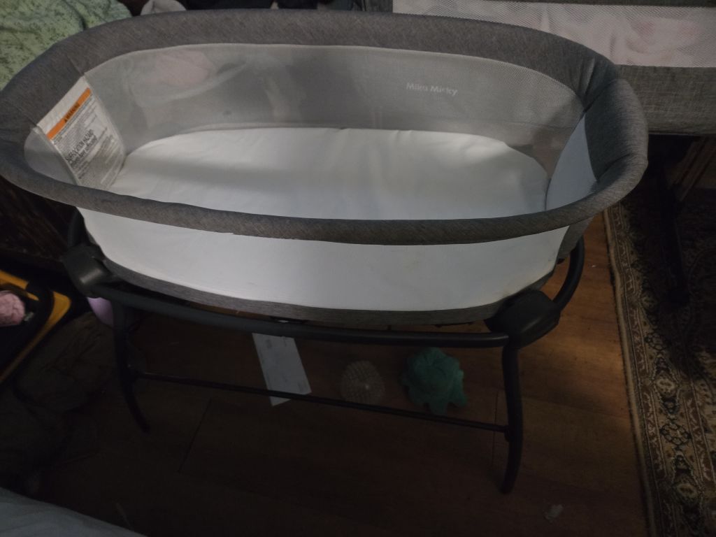 Free-Baby Delight Baby bassinet
