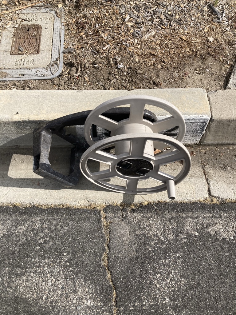 Free mounted hose reel