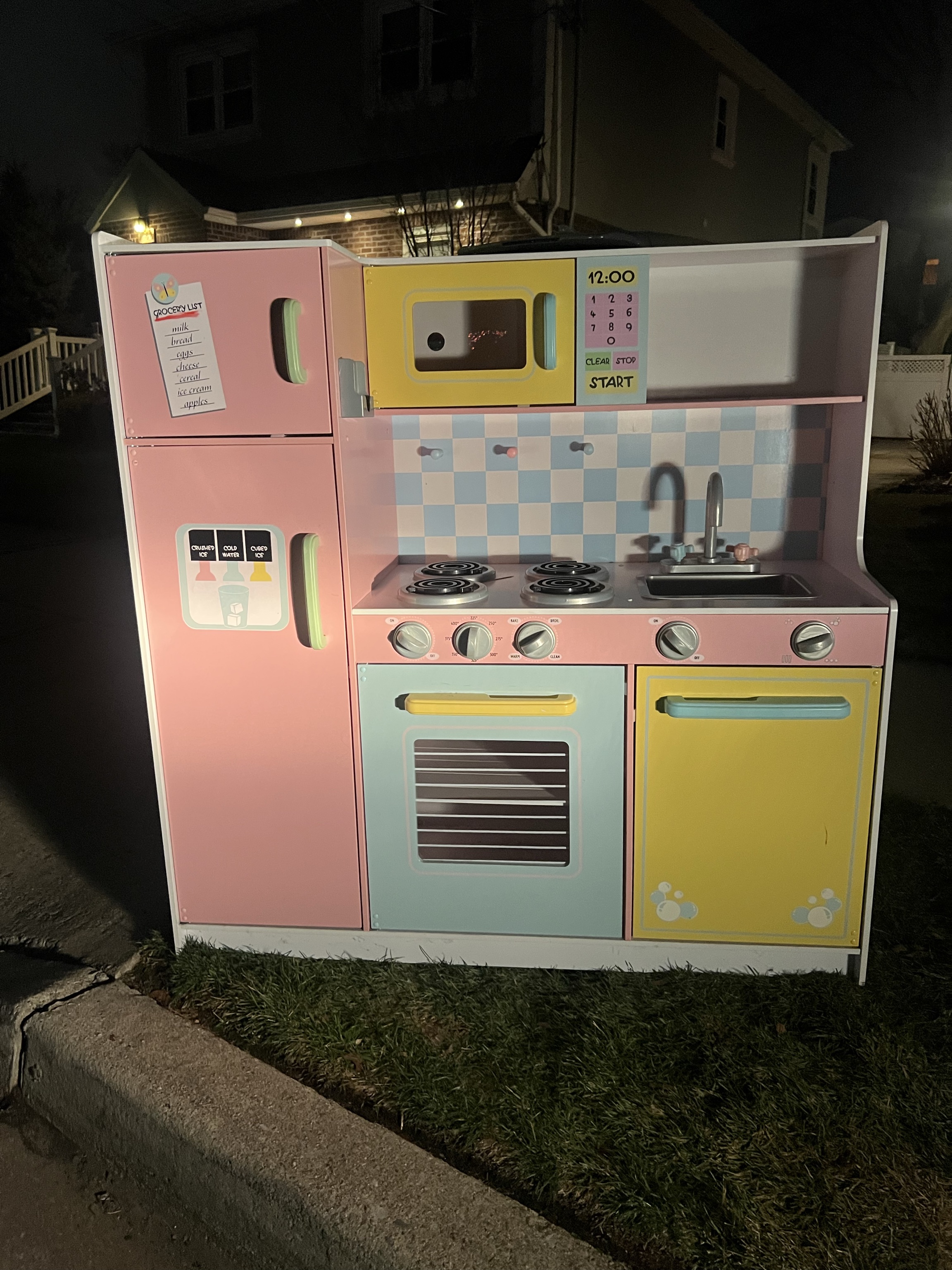 Free Toy kitchen-needs cleaning but otherwise in great condition