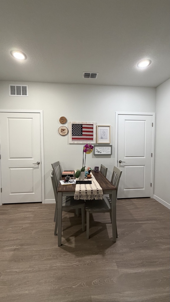 Free Dining table with 4 chairs – FREE