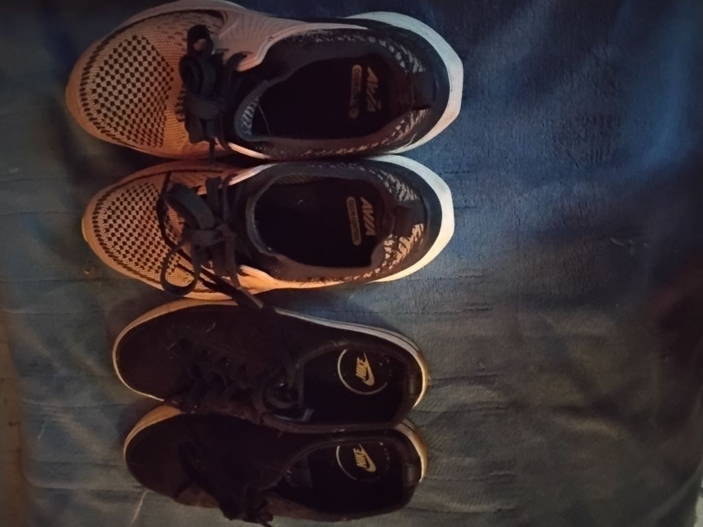 Free Women's tennis shoes ( 2 pairs)