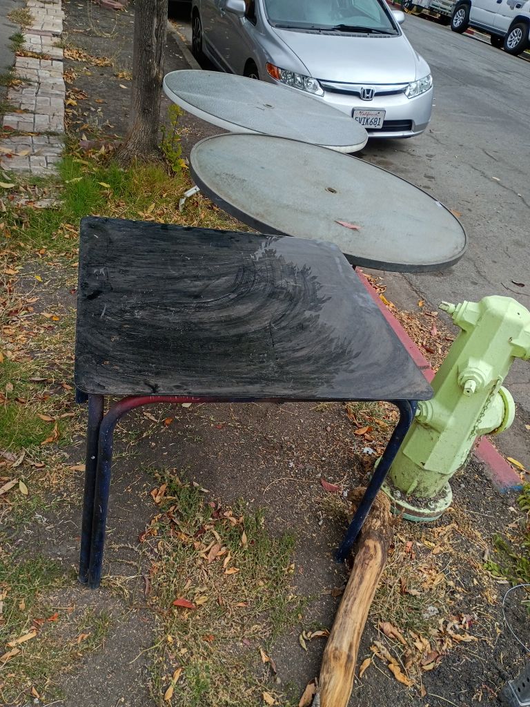Free Curb side pick up outdoor tsbles