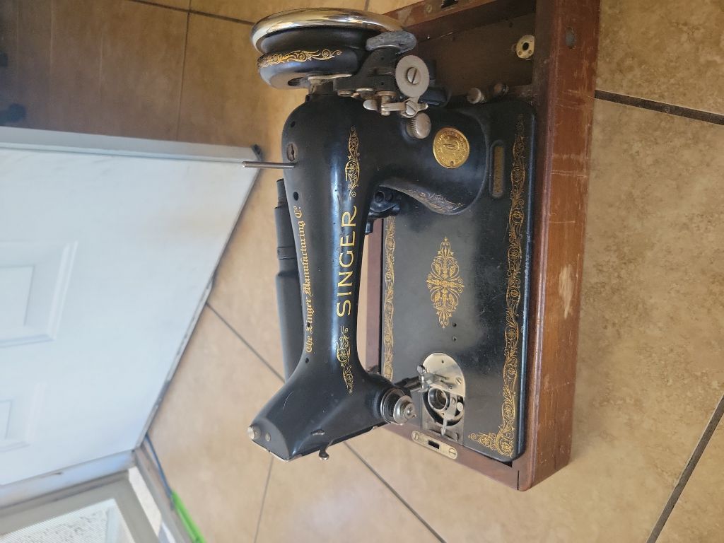 Free Antique Singer Sewing Machine. Not in perfect condition       Come & get it.