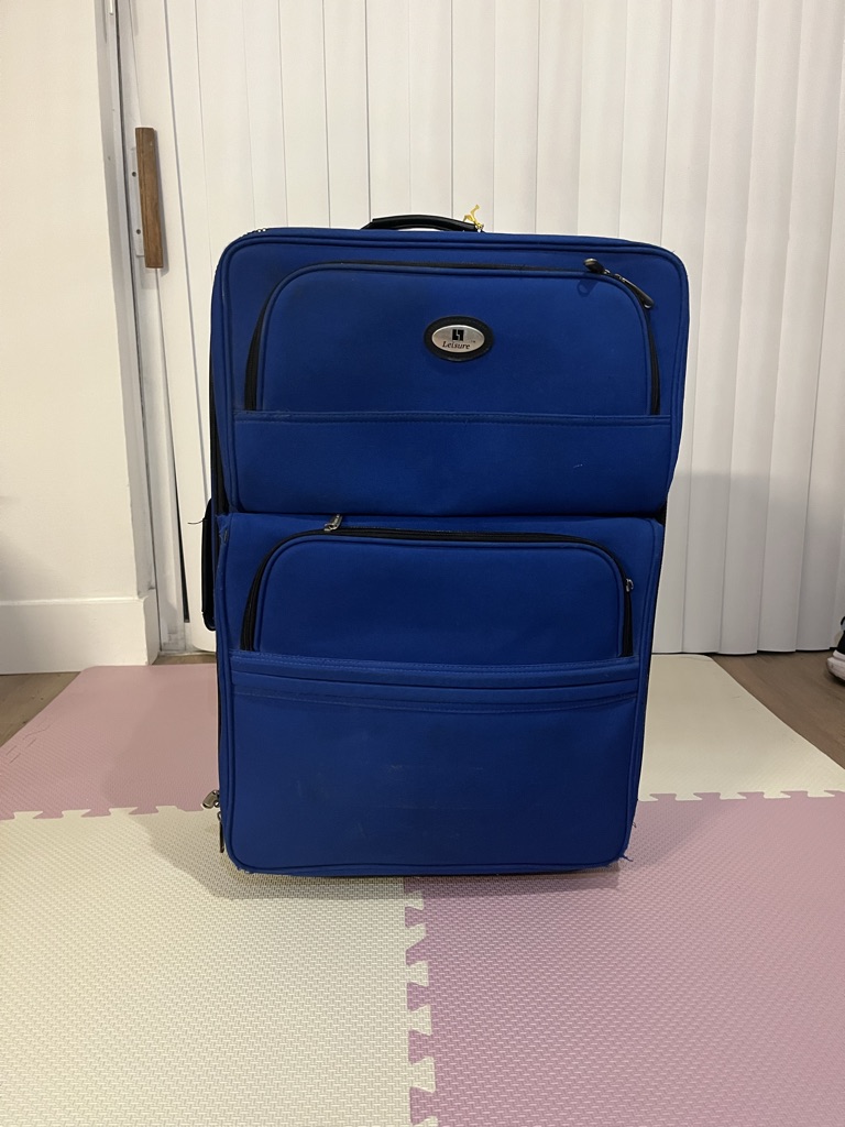 Free large travel suitcases .  Maletas de viaje