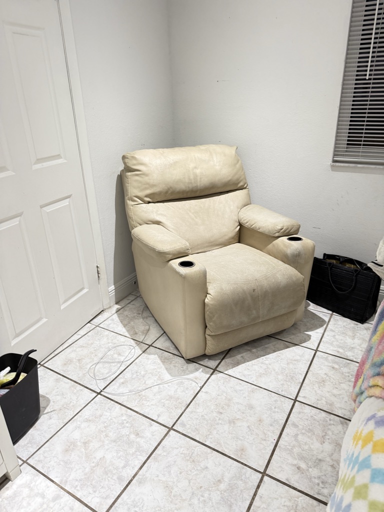 Free Reclinable chair