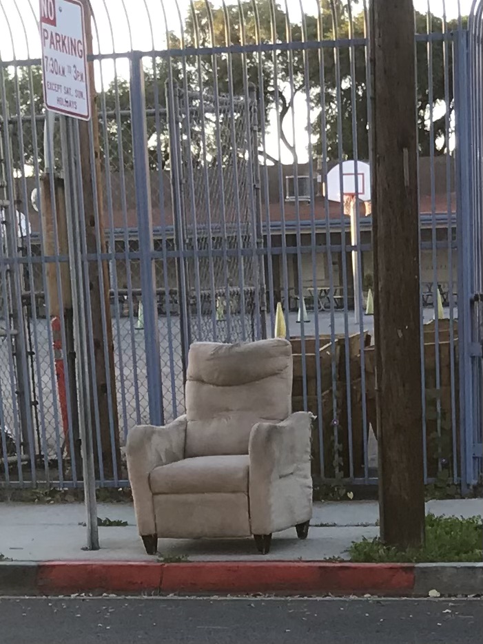 Free/gratis small couch pick up /recoje at 3140 Iowa Ave South Gate ca 90280