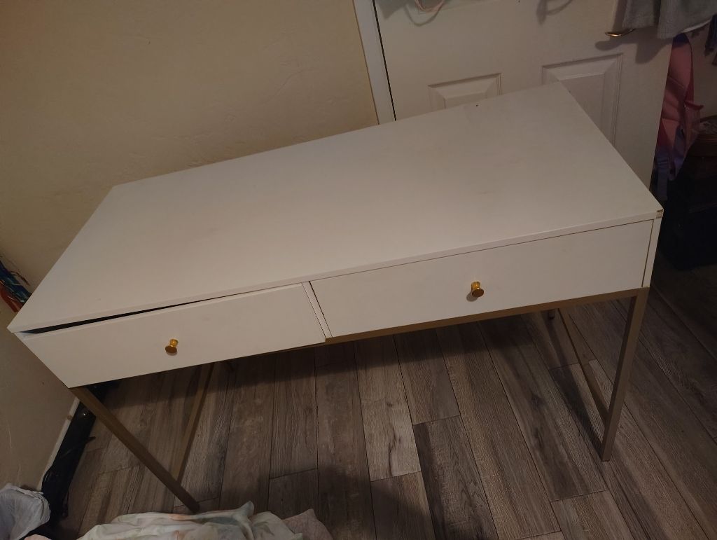 Free desk n baby flootie Dnt knock just take when gone ill remove post