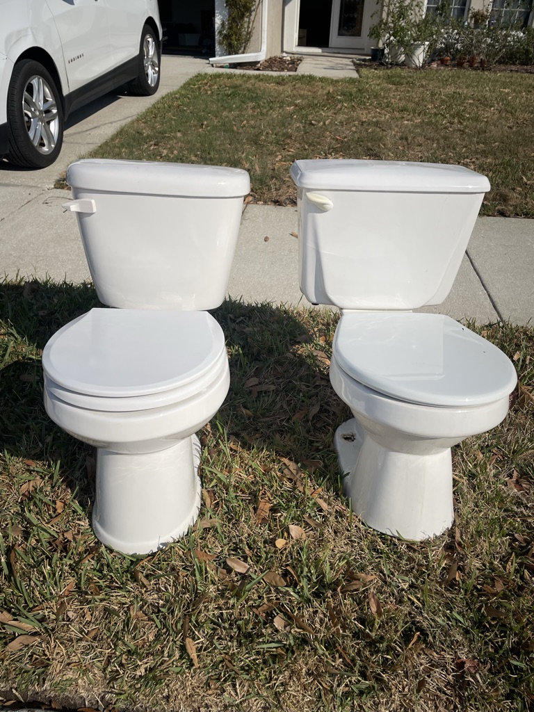 Free Curb alert: clean toilets in good condition