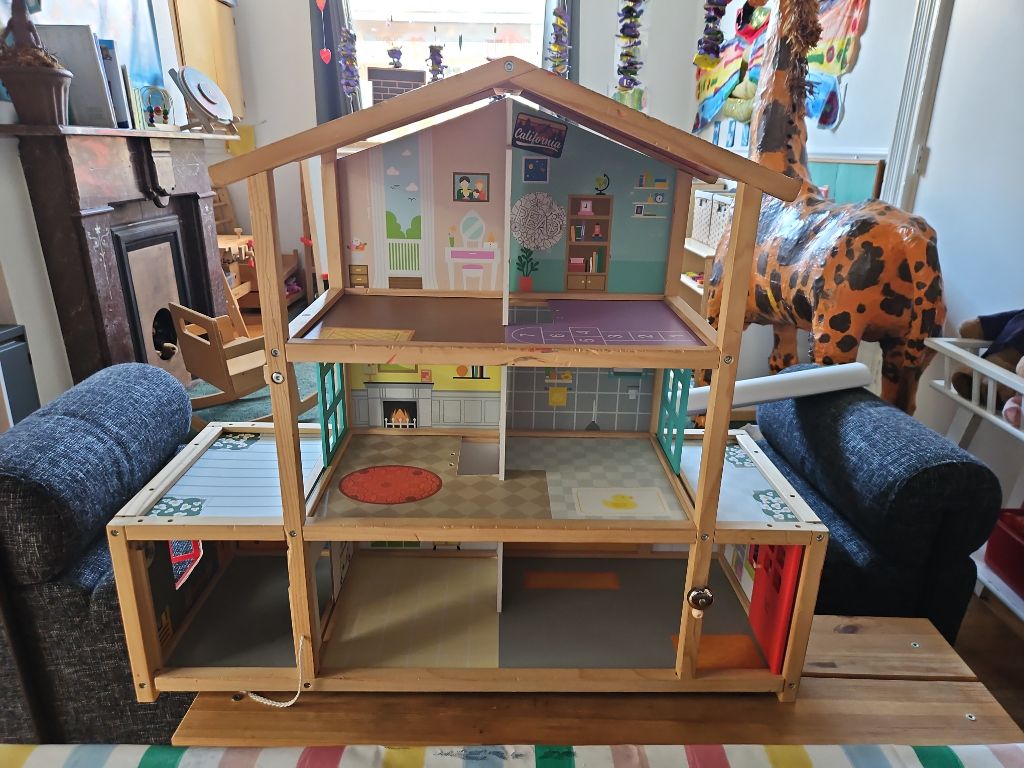 Free DOLLHOUSE BROKEN GARAGE