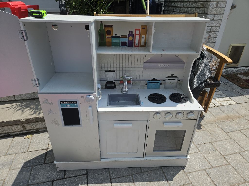 Free Kids play kitchen