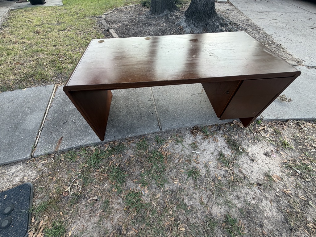 Free desk
